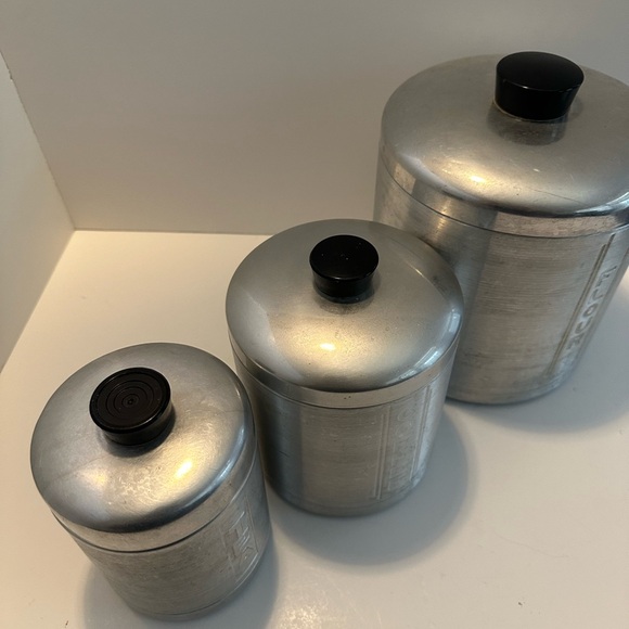 Vintage Nesting Metal Mid-Century Kitchen Canisters, Flour, Coffee, Tea - Picture 5 of 8